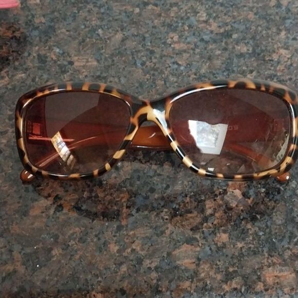 Chicos Folding Tote Bag with Free Sunglasses...EUC - Picture 3 of 4